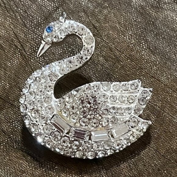 Sparkling Silver Crystal Swan Brooch - Picture 2 of 4